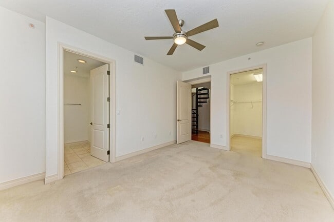 Building Photo - ANNUAL DOWNTOWN SARASOTA CONDO - WALK EVERYWHERE!