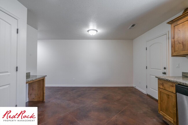 Building Photo - DOG-FRIENDLY 3 Bedroom Townhome with INTER...