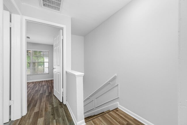 Building Photo - Renovated Seminole Heights Townhome with Laundry Included