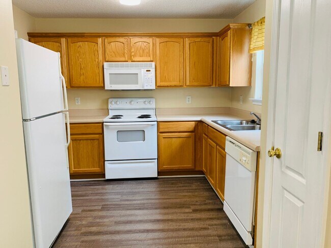 Building Photo - Wow! Newly renovated, new flooring, 1 car ...