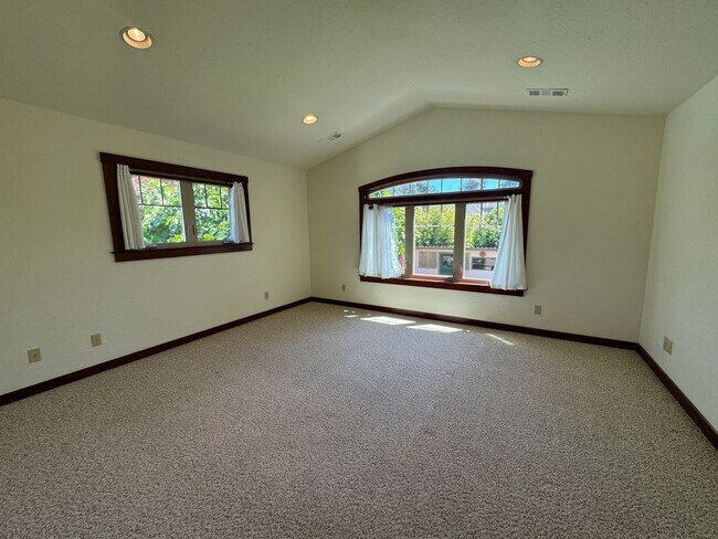 Building Photo - 4br/3bth CRAFTSMAN STYLE HOUSE in Arcata
