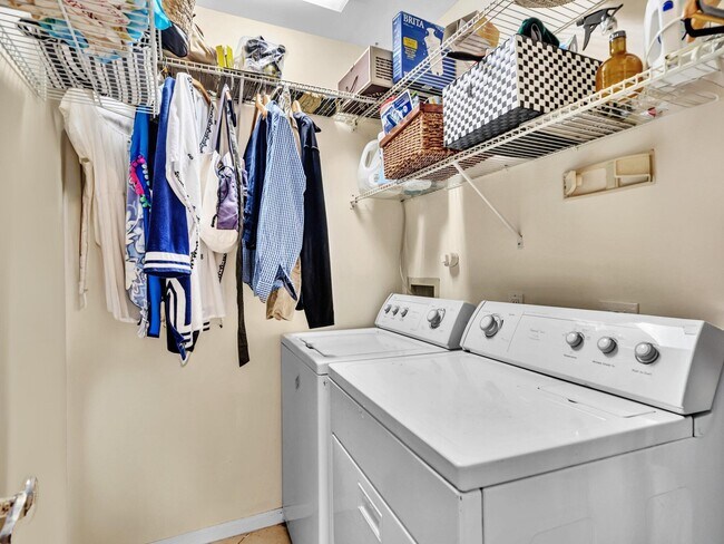 Building Photo - 5680 Coach House Cir