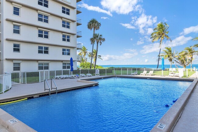 Building Photo - 1069 Hillsboro Mile