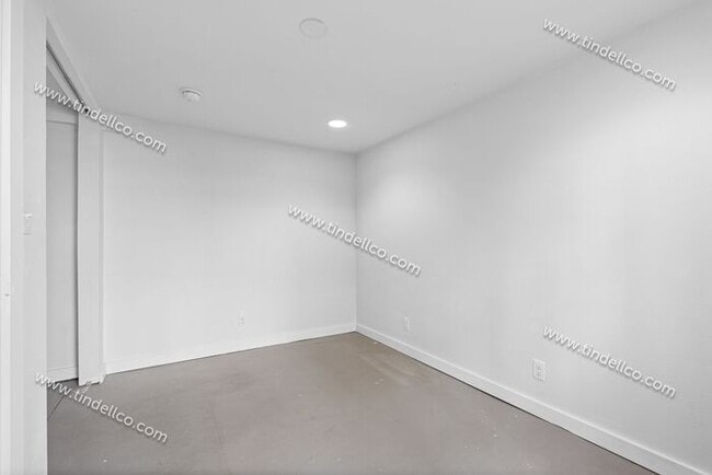 Building Photo - 4-bedroom 2-bathroom home located blocks from University of Portland- Pet Friendly!