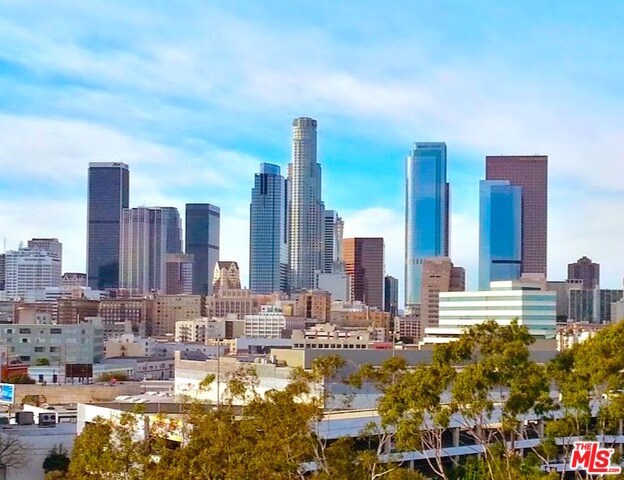 Building Photo - 825 E 4th St