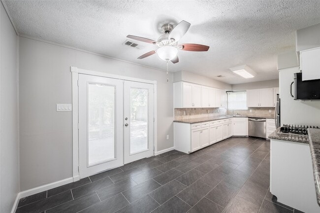 Building Photo - 809 Newport Blvd