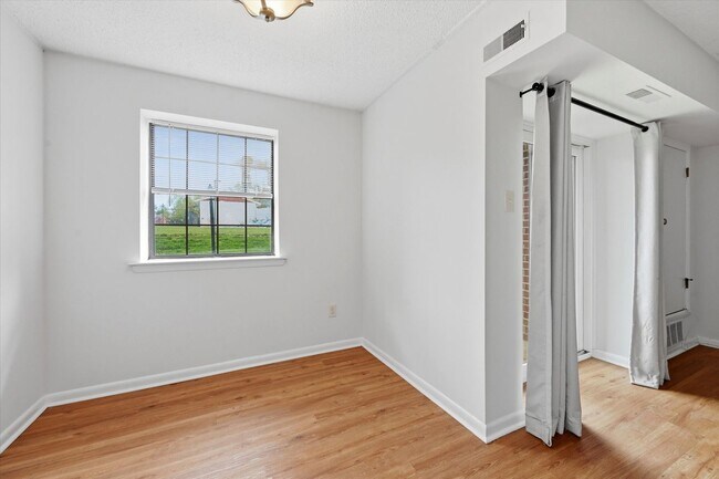 Building Photo - 2 Bedroom 1 Bathroom first floor Goshen Valley flat!