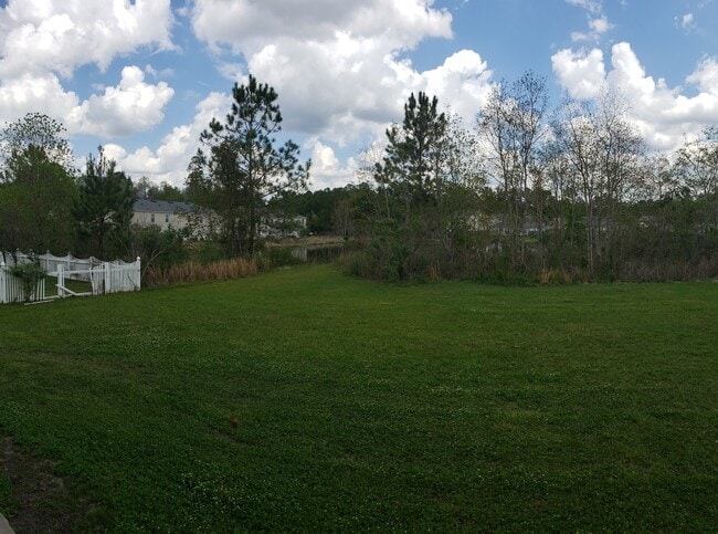 Building Photo - 2717 Pineview Dr