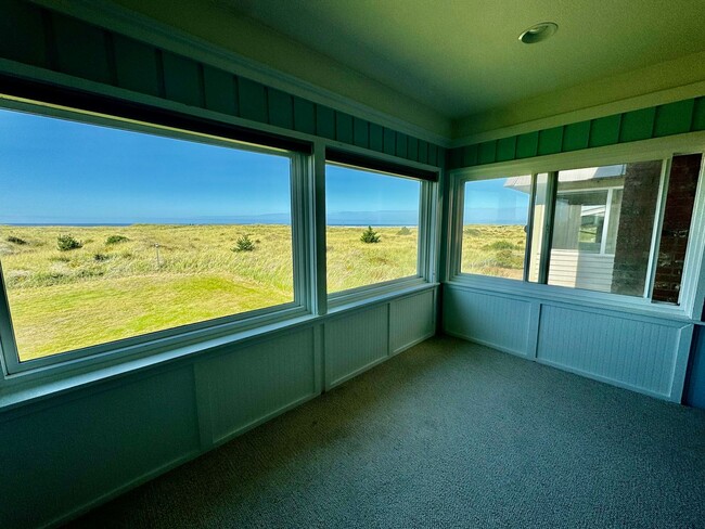 Building Photo - 2 Bedroom Beach Front Condo in Ocean Park!