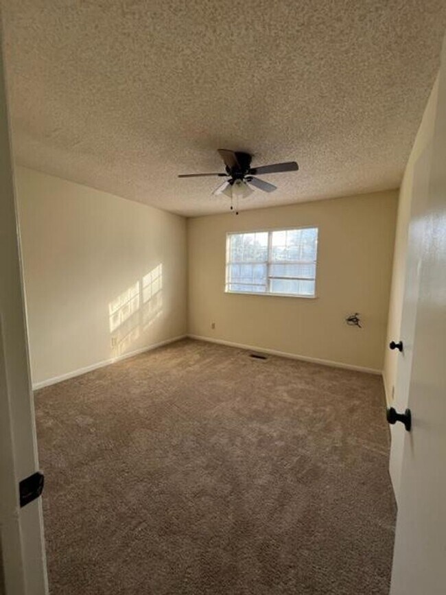 Building Photo - 3BD/2B Townhouse in New Wood Valley