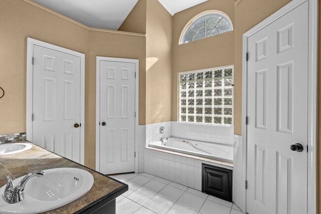 Building Photo - Bright & Beautiful 4 Bedroom Home with Fenced Yard and Modern Upgrades!