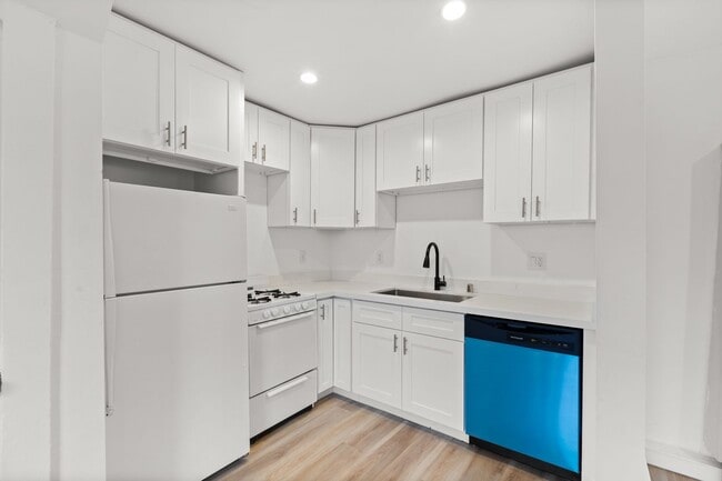 Building Photo - This spacious 1 bedroom, 1 bathroom apartm...