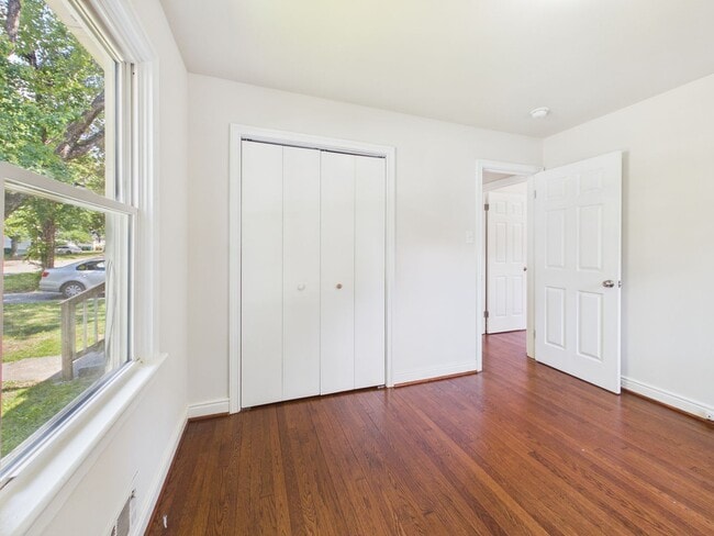 Building Photo - 955 Barlen Dr