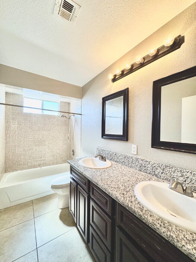 Building Photo - Spacious 4BD/3BA Pool Home with Dual Prima...