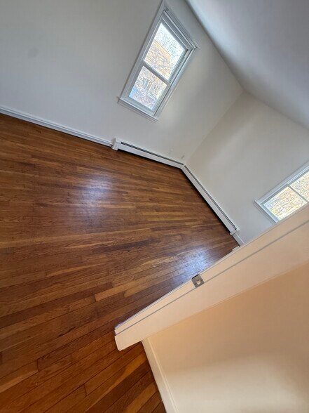 Building Photo - 38 Pine St