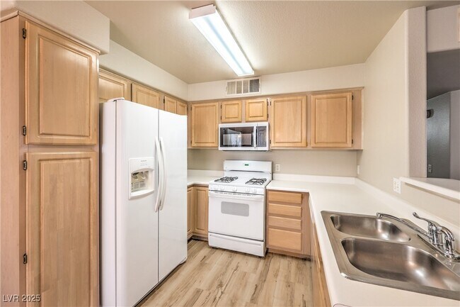 Building Photo - 5710 E Tropicana Ave