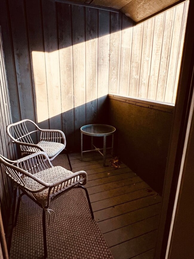 Building Photo - Available in July! Pet Friendly Fully Furn...