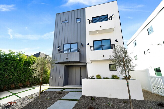 Building Photo - 10906 Hesby St