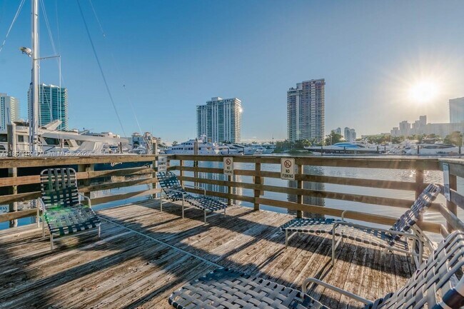 Building Photo - 19601 E Country Club Dr