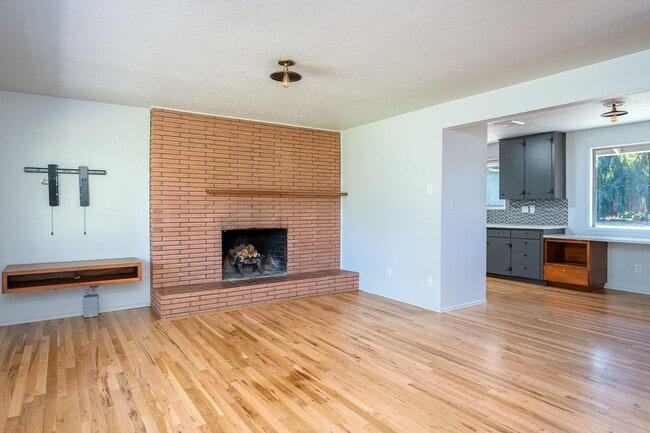 Building Photo - Charming Mid-Century Home in Lake Oswego S...