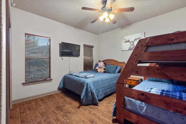 Building Photo - 785 Lake Forest