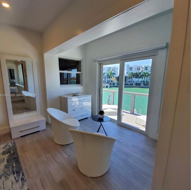 Building Photo - Beautiful waterfront townhouse in the heart of Miami