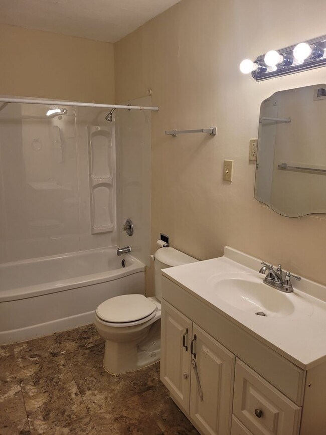 Building Photo - 3 bd, 2 ba house in east campus across from Boone Hospital, walk to campus and downtown, great sh...