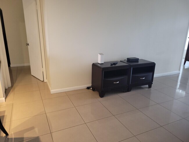 Building Photo - 3050 N Palm Aire Dr