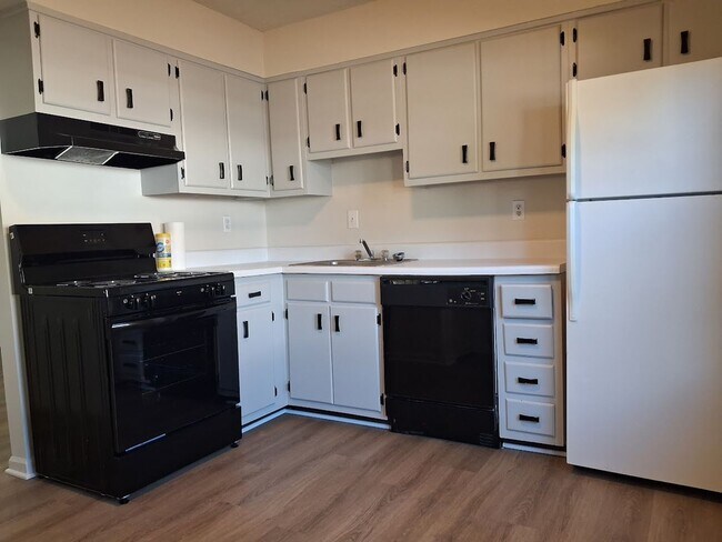 Building Photo - Charming 3BR Townhouse with Fenced Backyard and Community Pool
