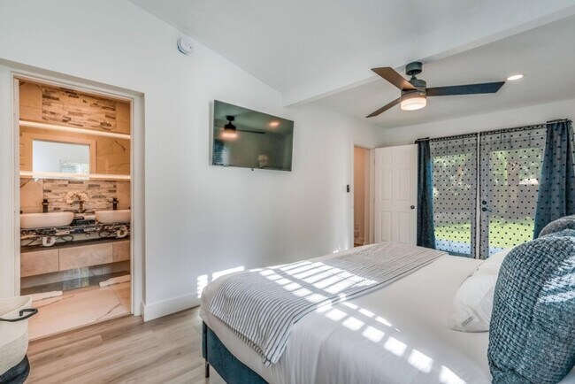 Building Photo - 834 SW 14th Ct