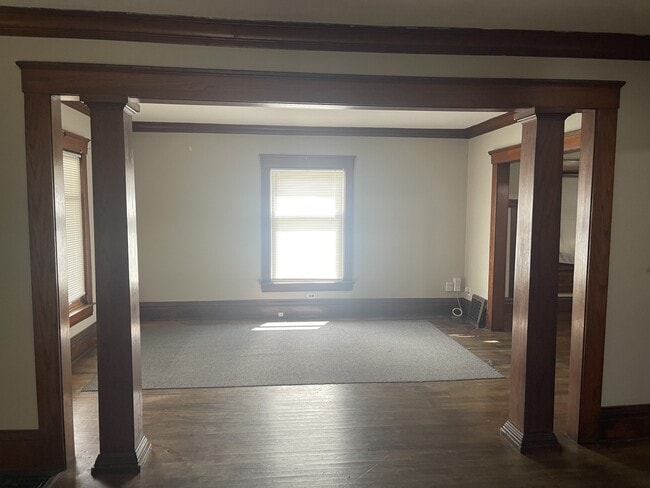 Building Photo - 607 N Sycamore St
