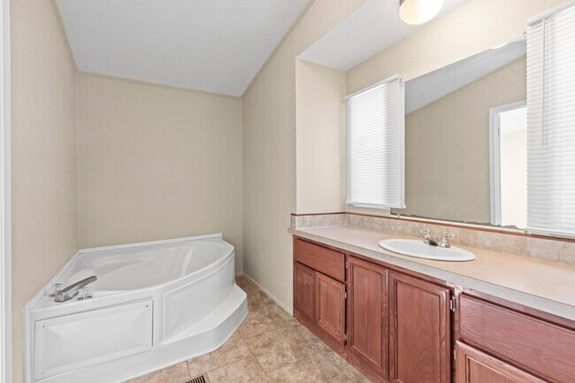 Building Photo - 15704 Country Way