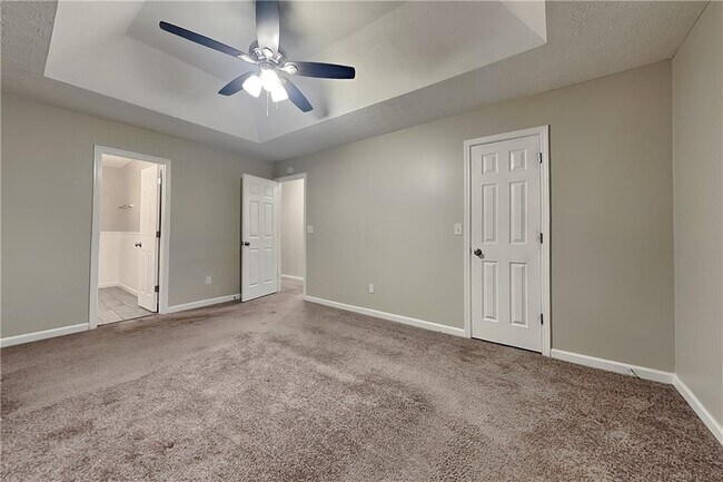 Building Photo - 2245 Huntington Dr