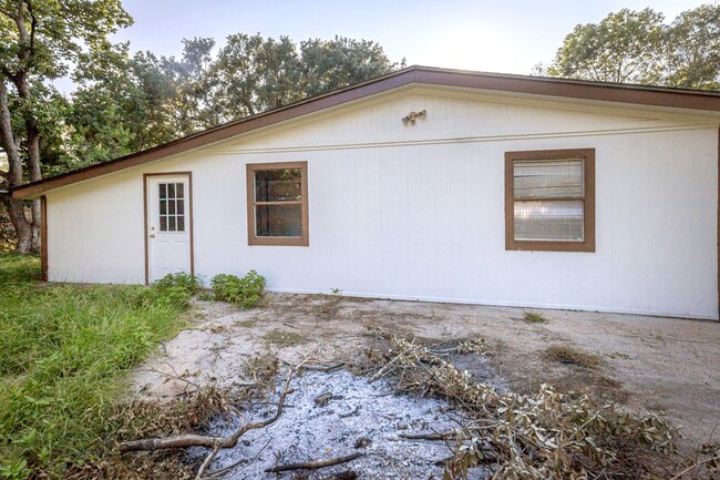 Building Photo - Adorable 3 bedroom ready to rent!