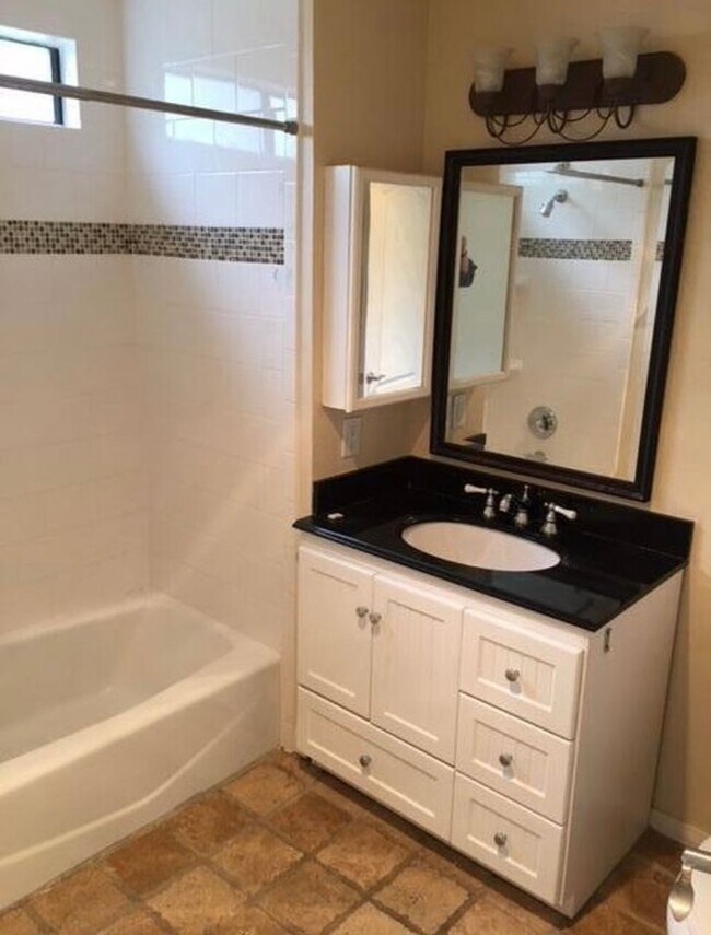 Building Photo - Minutes to the beach - Del Mar Villas -  available now