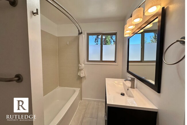 Building Photo - Sunlight & Sunrooms 2 Bedroom -  1 Full Bath - Fireplace