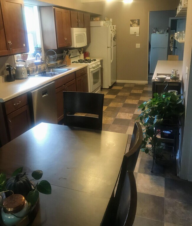 Building Photo - 826 Clayland St