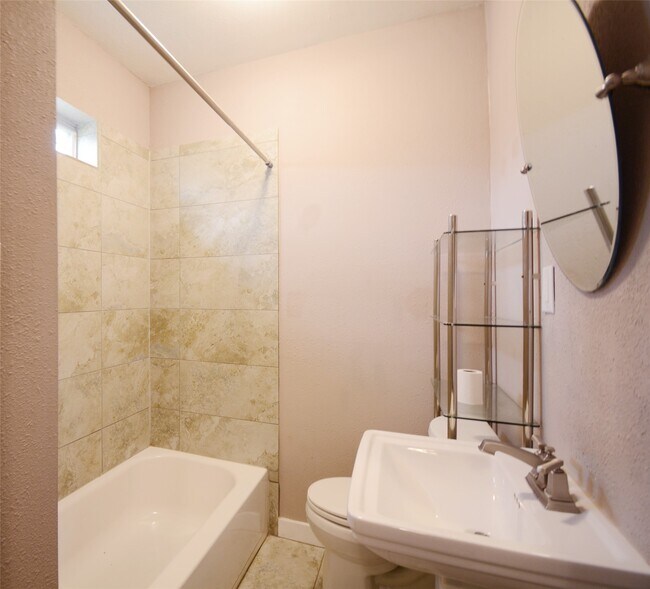 Building Photo - 407 N Chappell Hill St