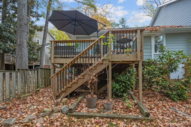 Building Photo - Adorable End-Unit Townhome in Desirable No...