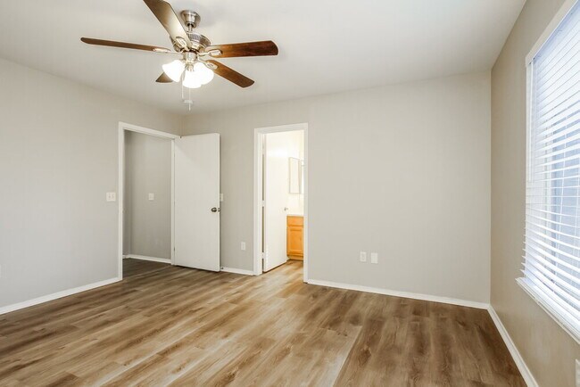 Building Photo - 668 E Colt Ct