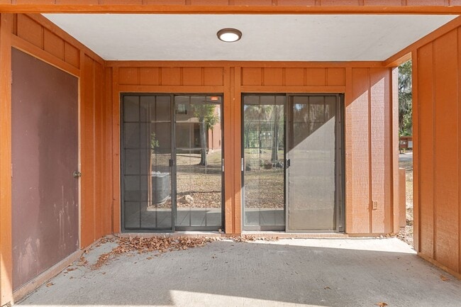 Building Photo - Spacious 3/3 townhome-style condo in Rockwood Villas with washer/dryer