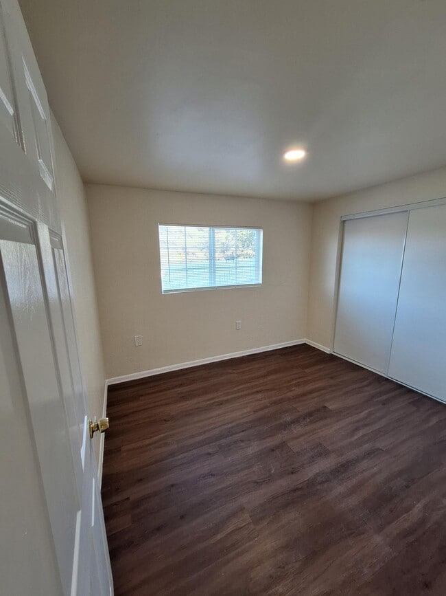 Building Photo - 954 Surrey Dr