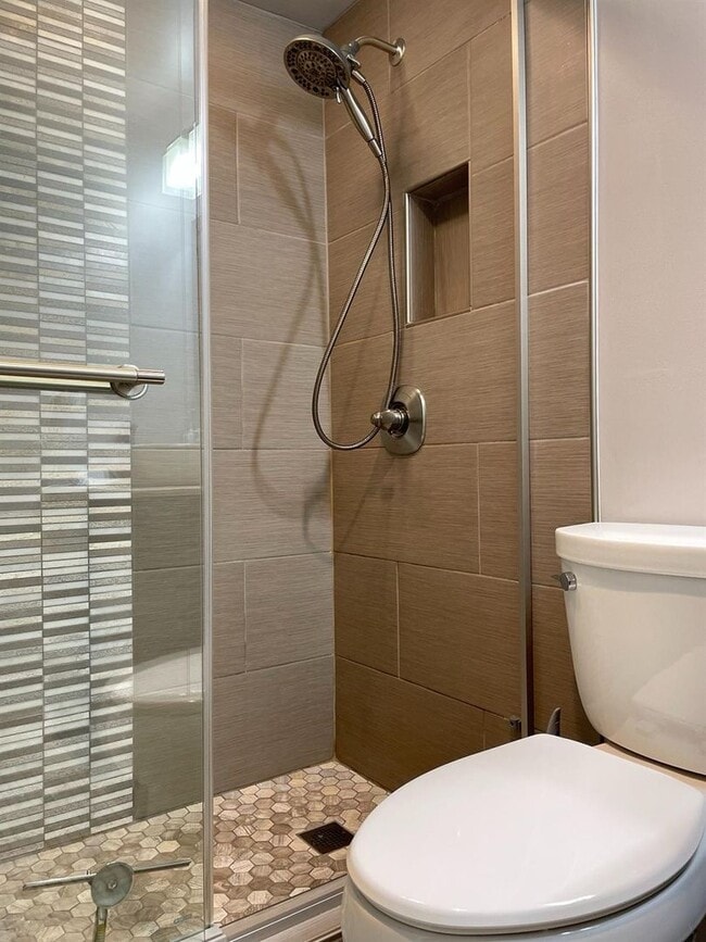 Building Photo - Updated Top-Floor 2 Bedroom Condo with Fir...