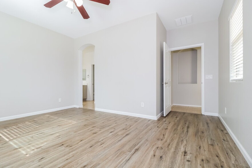 Building Photo - 17043 W Zuni St