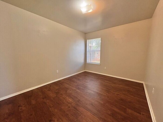 Building Photo - Available Now! Charming and Contemporary 3...