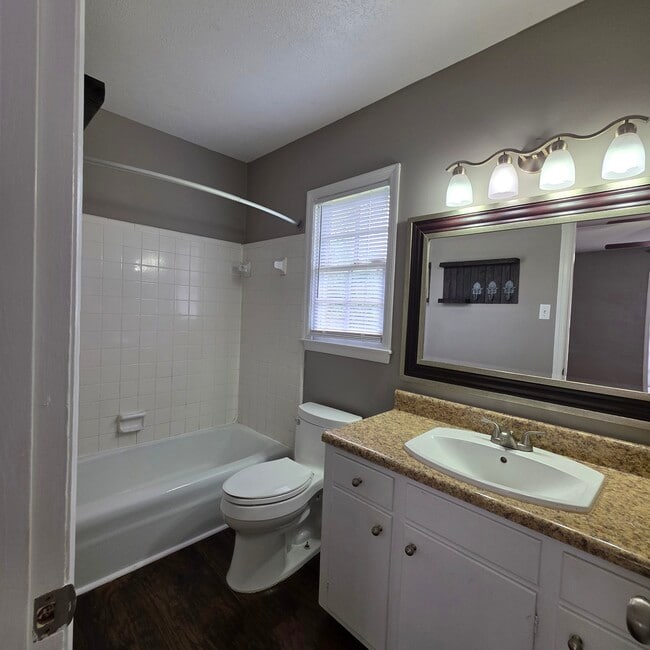 Building Photo - 825 Community Ave