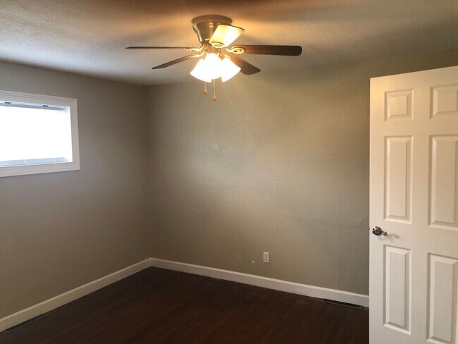 Building Photo - 3 Bedroom House
