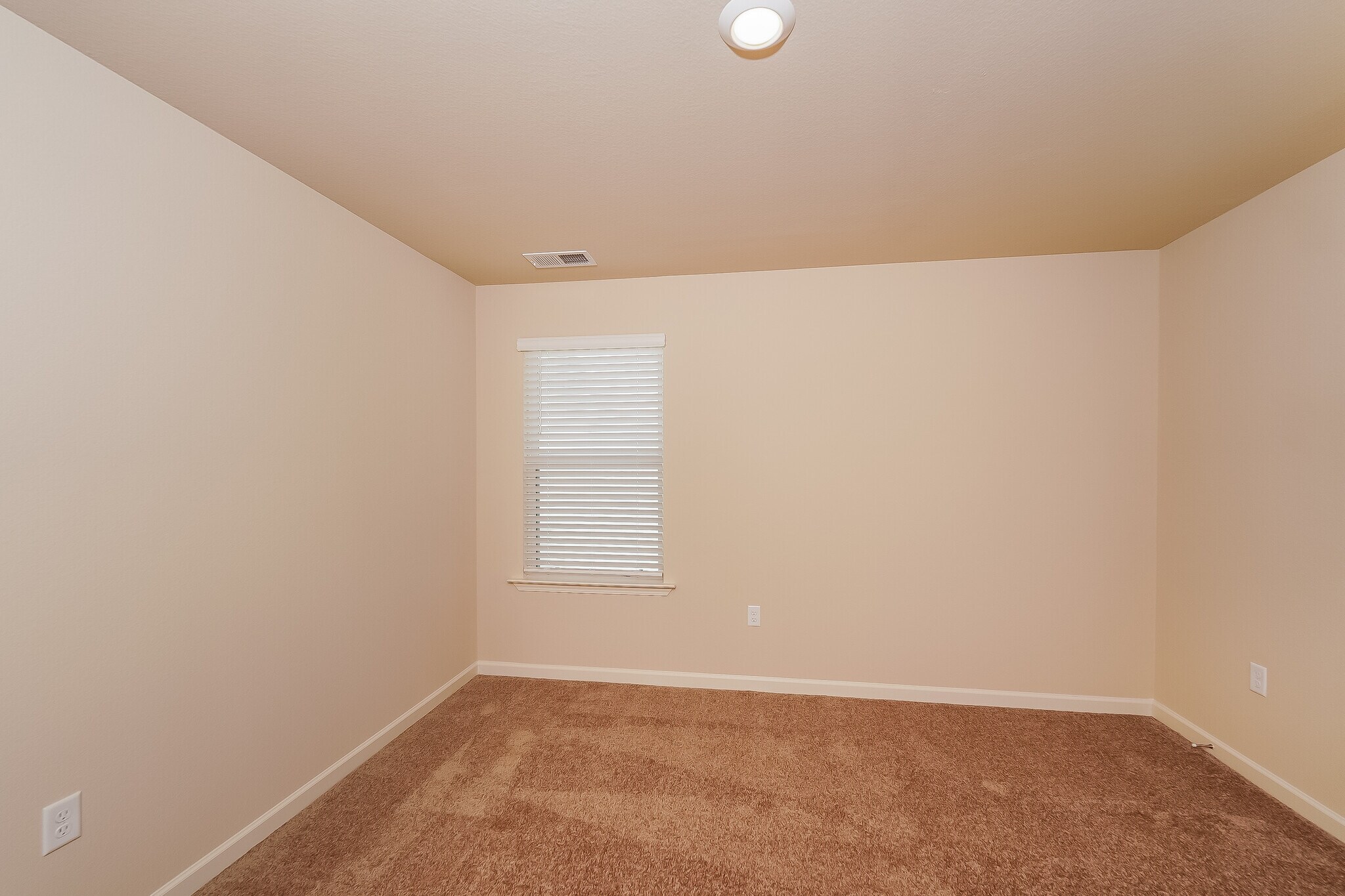 Building Photo - 484 Clover Cir