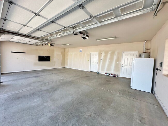 Building Photo - Beautiful 3 bedroom, 3 bathroom home with ...