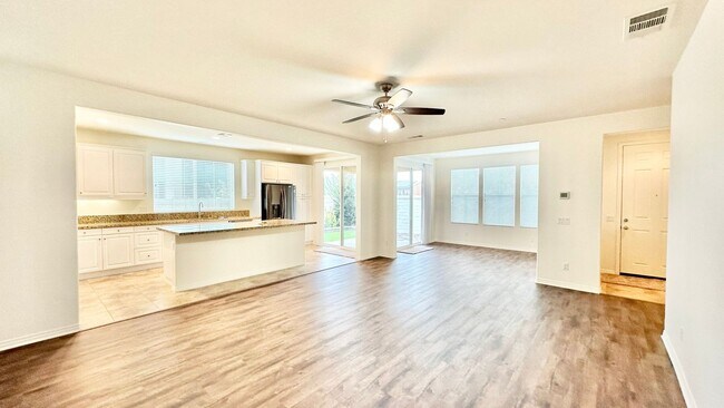 Building Photo - Beautiful, Stand Alone Condo in Resort-lik...